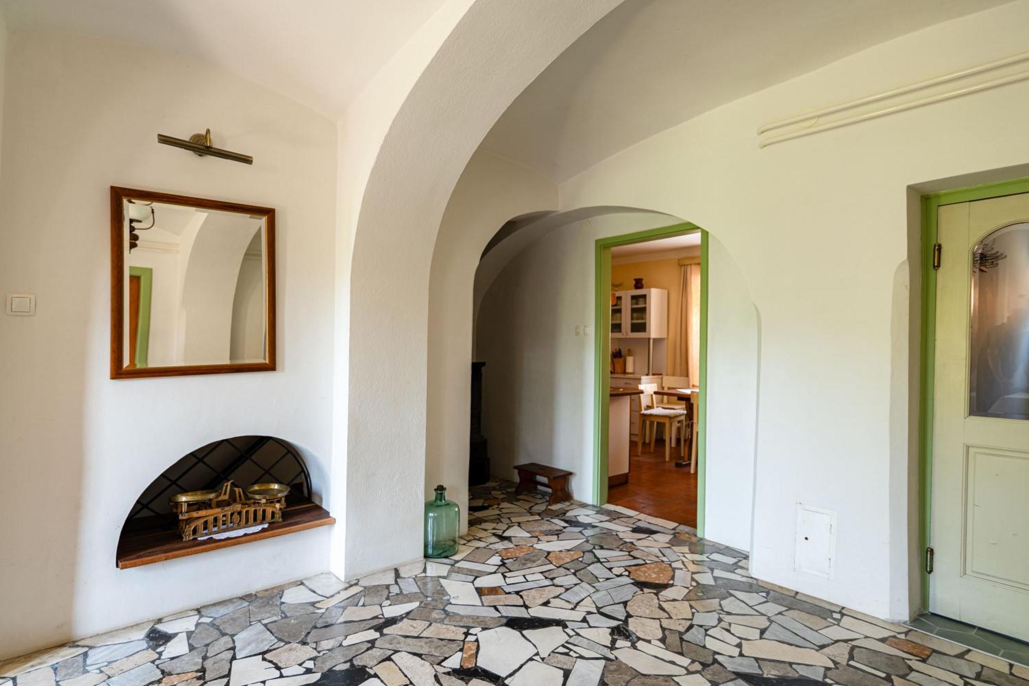 House, Garden And A Green Cat ブレッド エクステリア 写真